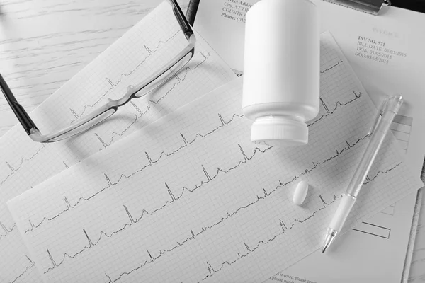 Cardiogram diagram üveg pirula — Stock Fotó