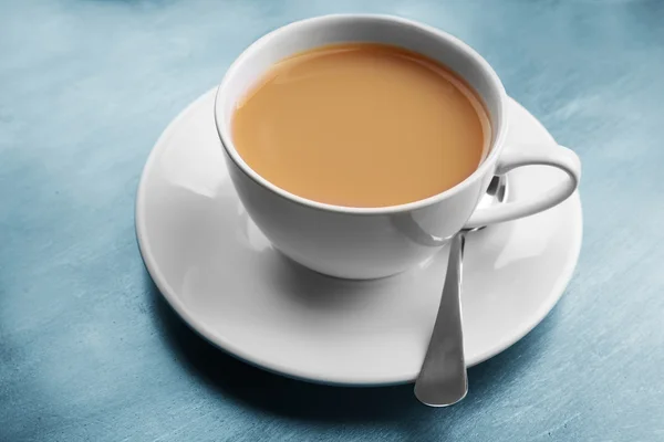 Taza de té de porcelana con leche sobre fondo gris — Foto de Stock