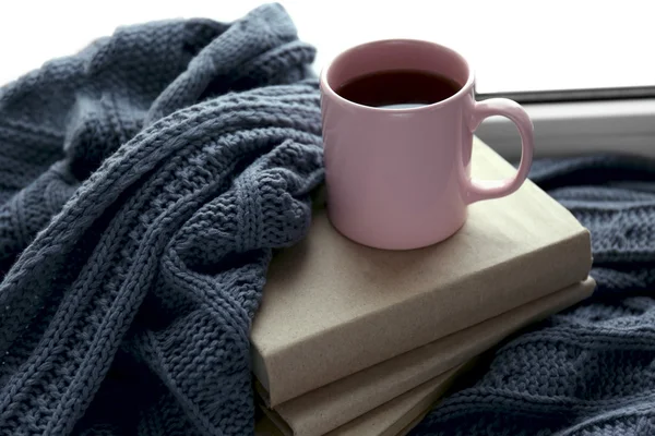 Fincan çay, kitap ve örme şal — Stok fotoğraf