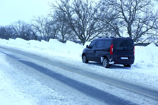 Carro estacionado estrada estrada inverno estrada — Fotografia de Stock