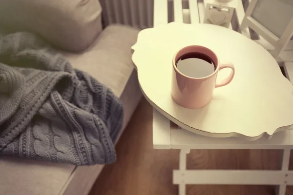 Kopp te på soffbord — Stockfoto