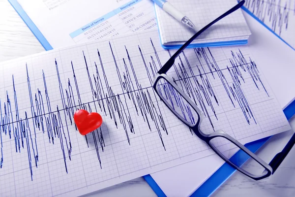 Cardiogram grafiek met glazen en hart — Stockfoto