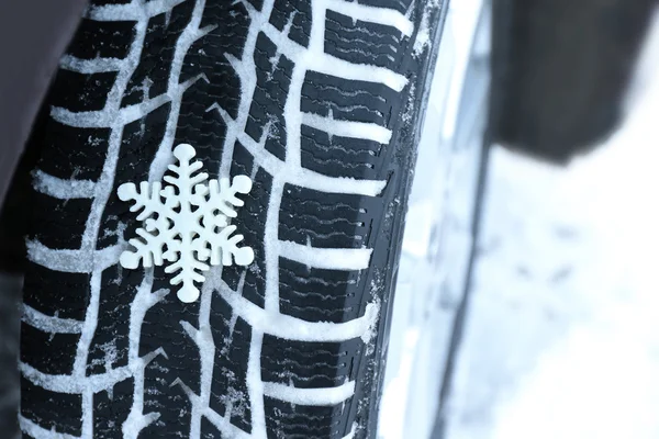 雪の冬用タイヤ — ストック写真