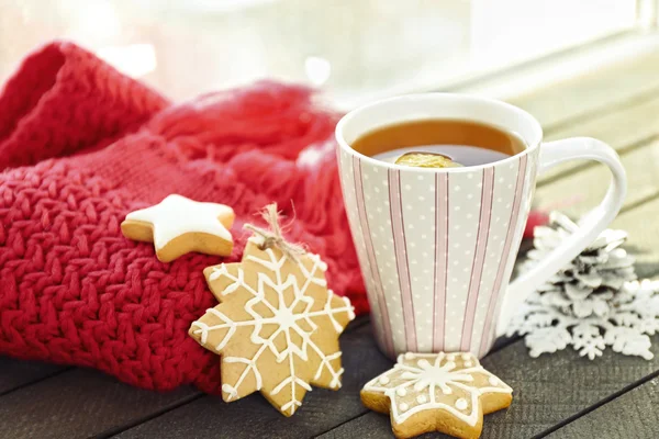 Schöne Winterkomposition mit Tasse Heißgetränk, auf Holztisch — Stockfoto
