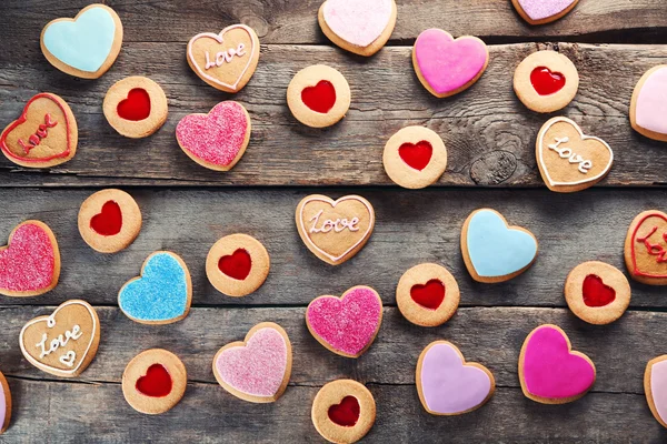 Aşk kurabiyeleri ahşap arka plan üzerinde ürün yelpazesine — Stok fotoğraf