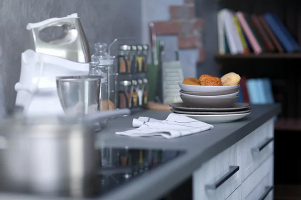 Mixer, gebruiksvoorwerpen en specerijen op de keukentafel — Stockfoto