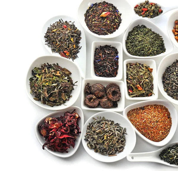 Vielzahl von trockenem Tee in Schüsseln und Löffeln isoliert auf weißem — Stockfoto