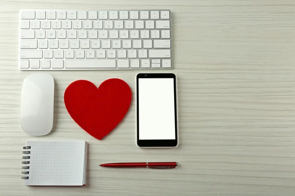 Periferiche per computer con cuore rosso — Foto Stock