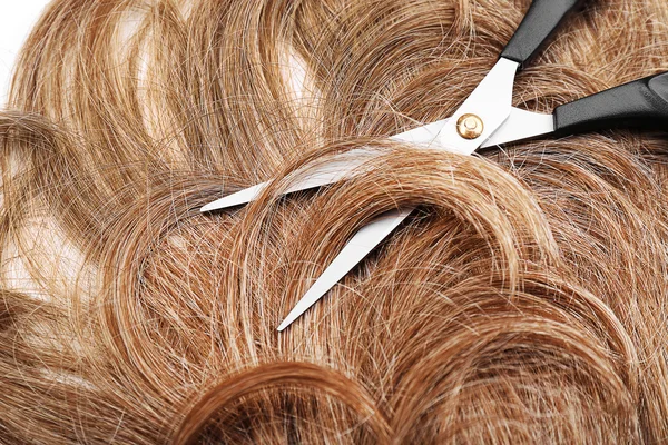 Tesoura de cabeleireiro com cabelo castanho — Fotografia de Stock