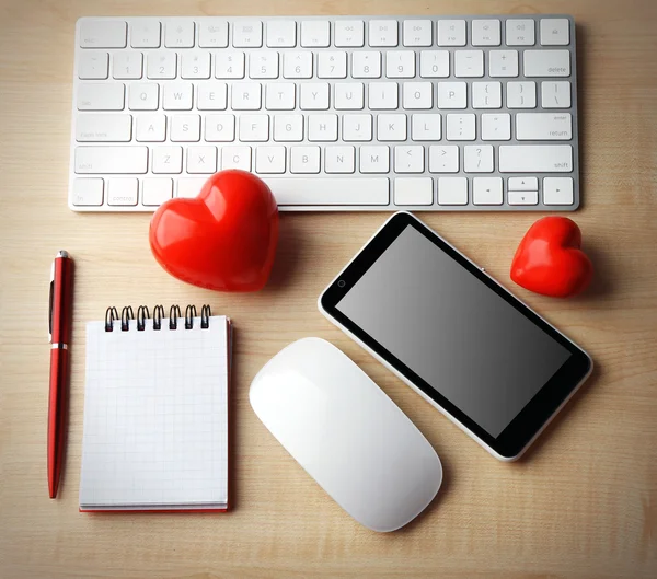 Periféricos informáticos con corazones rojos — Foto de Stock