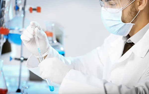 Clinician studying  in laboratory — Stock Photo, Image