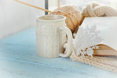 Bir bardak sıcak içecek. 