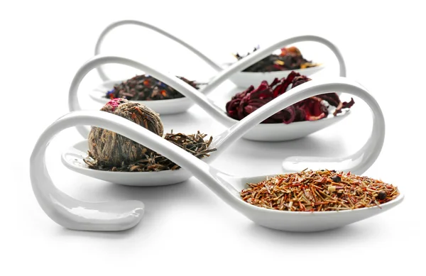 Różnego rodzaju suchej herbaty w lyzki ceramiczny, na białym tle — Zdjęcie stockowe