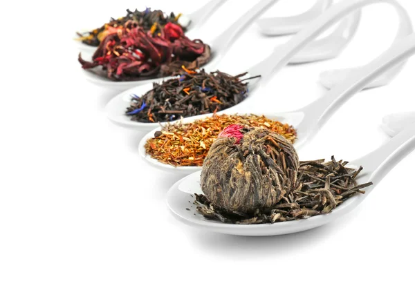 Różnego rodzaju suchej herbaty w lyzki ceramiczny, na białym tle — Zdjęcie stockowe