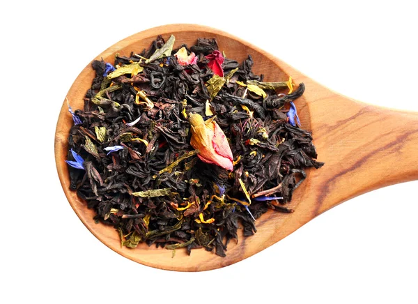 Trockener Tee mit Blütenblättern in Holzlöffel, isoliert auf weißem — Stockfoto