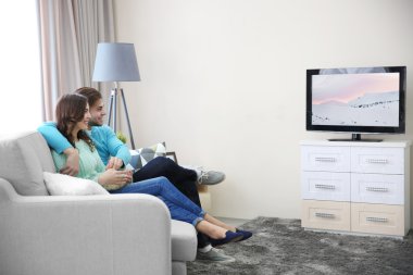 genç bir çift TV izleme