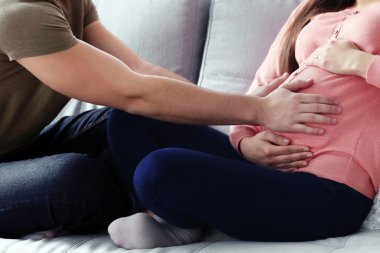 Kocası olan hamile bir kadın.