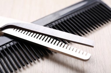 Makas ve tarak ile berber seti