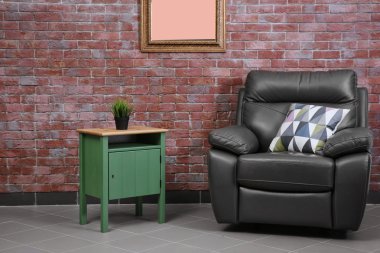 Kahverengi deri koltuk 