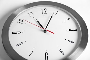 yuvarlak duvar saati