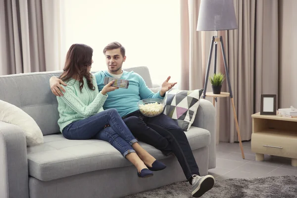 Jeune couple regarder la télévision — Photo