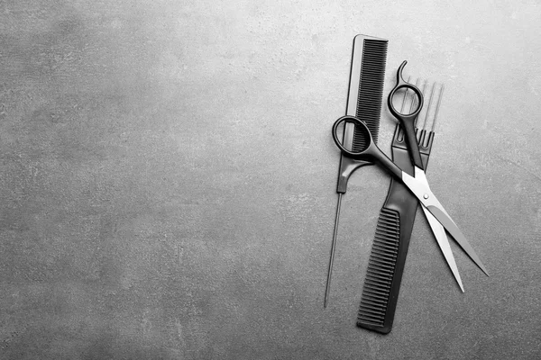 Conjunto de barbeiro com dois pentes e tesoura — Fotografia de Stock