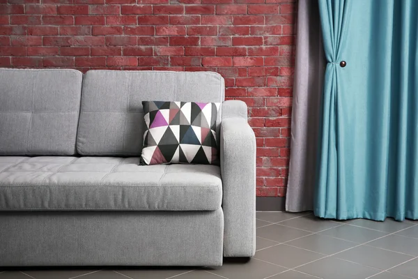 Серый диван в комнате — стоковое фото