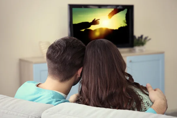 Jovem casal assistindo TV — Fotografia de Stock