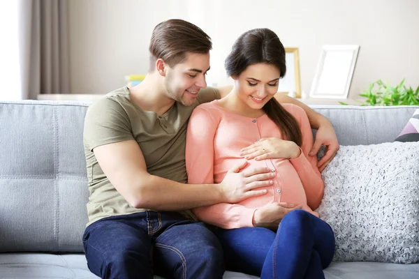 Mulher grávida com marido — Fotografia de Stock