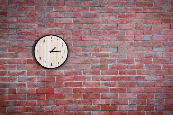 Reloj en la pared de ladrillo — Foto de Stock