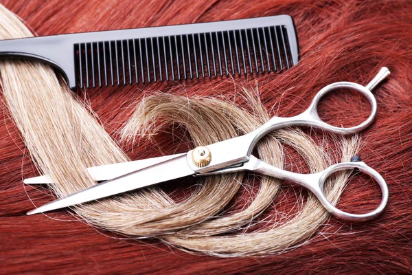 Tesoura de cabeleireiro com pente — Fotografia de Stock
