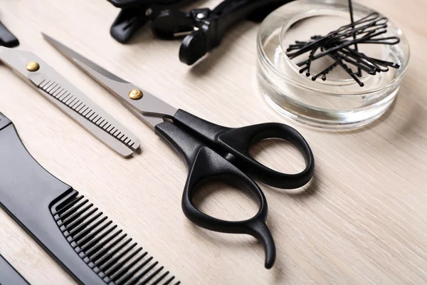 Set de coiffeur avec outils sur la table — Photo