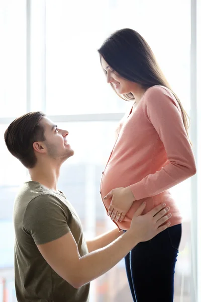 Zwangere vrouw met echtgenoot — Stockfoto