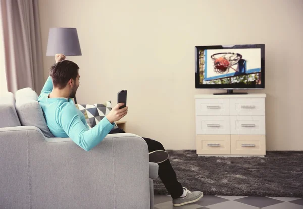 Jovem assistindo tv em casa — Fotografia de Stock