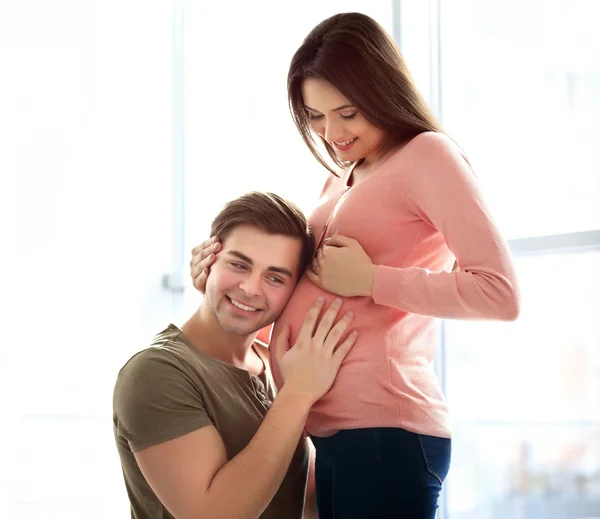 Mulher grávida com marido — Fotografia de Stock