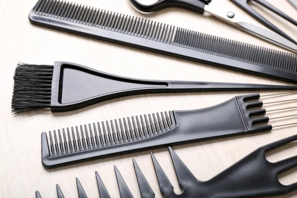 Set da barbiere con utensili sul tavolo — Foto Stock