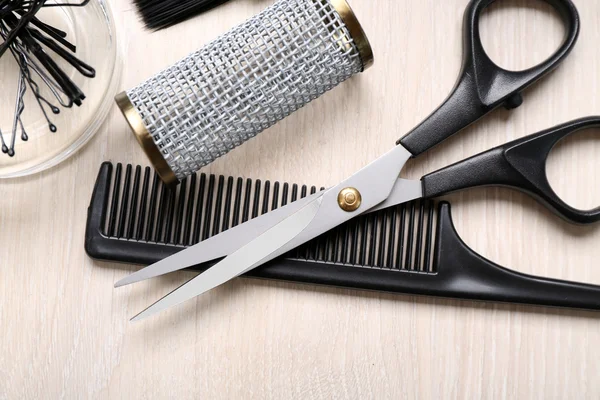 Conjunto de barbeiro com ferramentas na mesa — Fotografia de Stock