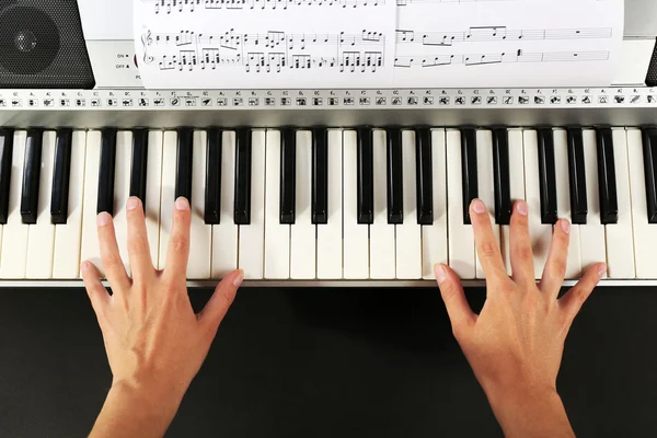 Woman playing synthesizer — Stock Photo, Image