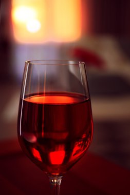 Bulanık arka plan üzerinde kırmızı şarap