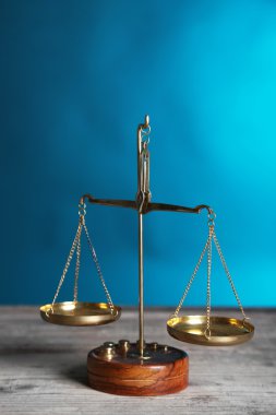 Arka plan üzerinde adalet ölçekler