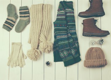 Güzel kış Bayan giyim ahşap arka plan üzerinde kümesi