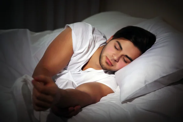 Joven hombre durmiendo en la cama — Foto de Stock