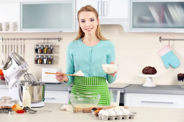 Woman adding a flour to make a dough — Stock Photo, Image