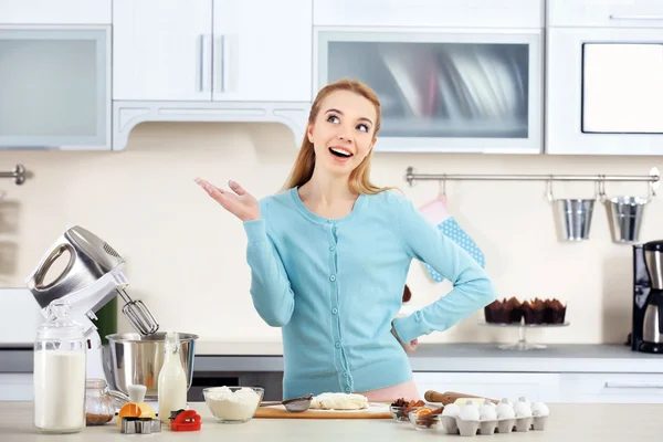 Young woman rolling out the dough — Stock Photo, Image