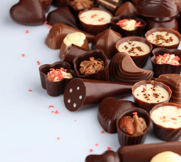 Různé čokoládové bonbony, izolovaných na bílém — Stock fotografie