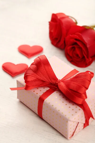 Dárkové krabice, růžové květy a dekorativní srdce — Stock fotografie