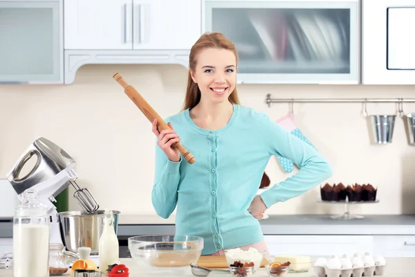 Jonge vrouw het deeg uitrollen — Stockfoto