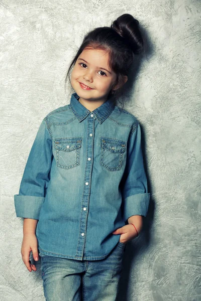 Retrato de menina criança de moda pouco no fundo da parede cinza — Fotografia de Stock