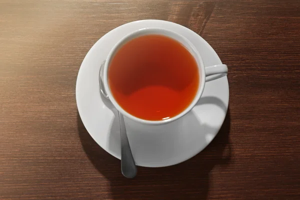 Tahta masada bir fincan çay. — Stok fotoğraf