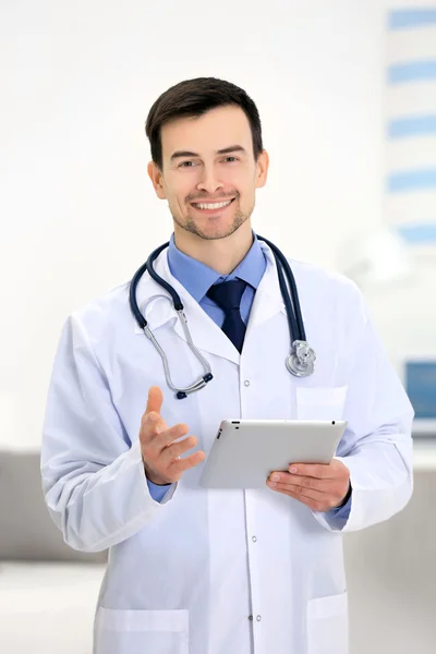 Doctor with tablet in office — Stock Photo, Image